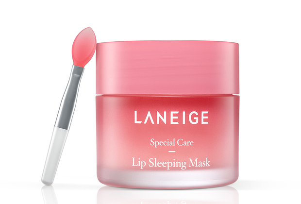 Sản phẩm mặt nạ môi ban đêm Laneige với thiết kế hộp màu hồng nhạt và thìa nhỏ bên cạnh. Bài viết "CỨU CÁNH CẤP TỐC" sẽ giúp bạn cải thiện nhan sắc trong mùa Tết.