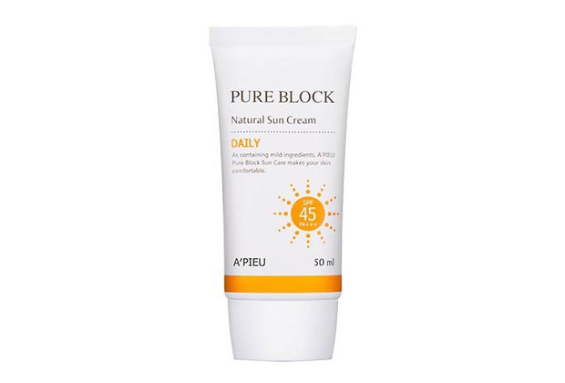 Kem chống nắng Pure Block Natural Sun Cream của A'pieu, độ SPF 45, 50ml. Sản phẩm được yêu thích trong danh sách kem chống nắng và kem mắt 2016 tại Lixibox.com.
