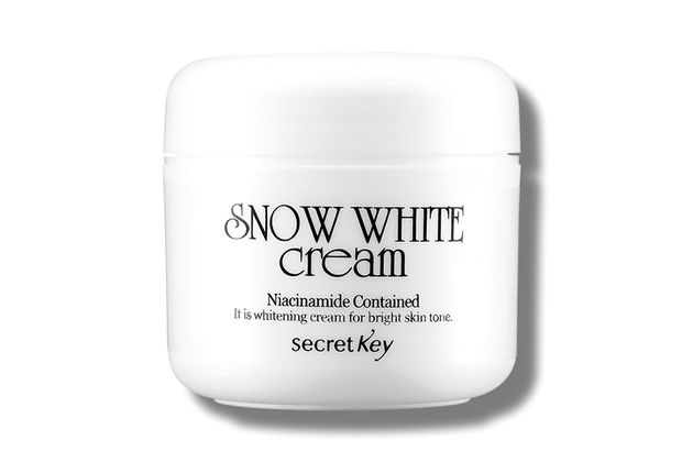 Kem dưỡng trắng "SNOW WHITE" của Secret Key với thành phần Niacinamide, giúp cải thiện sắc tố da, mang lại làn da sáng mịn trong những ngày Tết bận rộn.
