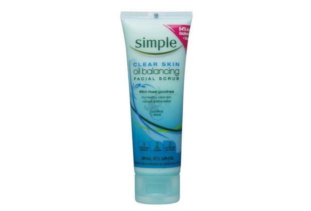 Sản phẩm tẩy tế bào chết mặt Simple Clear Skin Oil Balancing Facial Scrub với chiết xuất cây phỉ, giúp da sáng khỏe và ngăn ngừa mụn, lý tưởng cho việc làm đẹp tức thì trong mùa Tết.